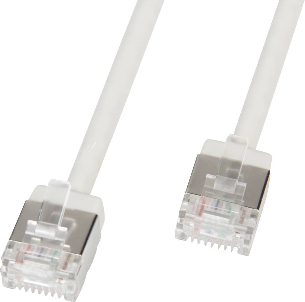 Dva konektory RJ45 ethernetového kábla, biele kábly, zobrazené v detailnom zblízka.