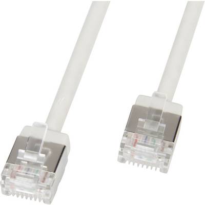 Dva konektory RJ45 ethernetového kábla, biele kábly, zobrazené v detailnom zblízka.