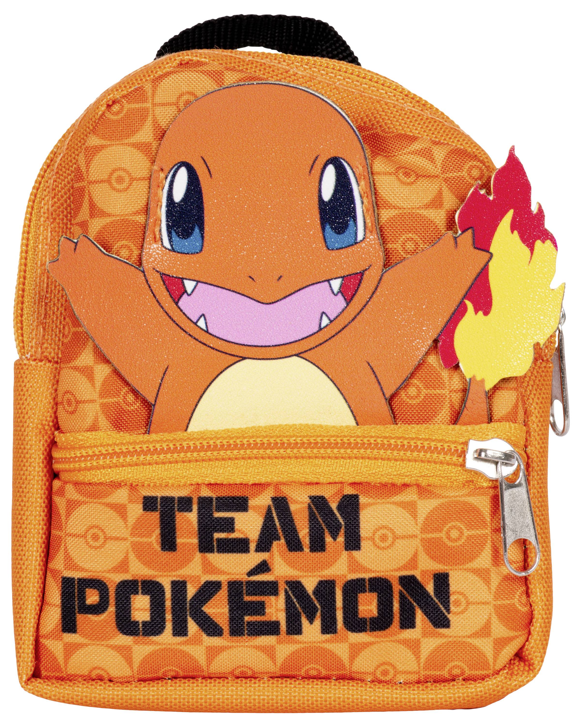 Oranžový batoh so zobrazením karikatúry veselej drakoštekovej bytosti s modrými očami a plameňom na chvoste, označený "Team Pokémon".