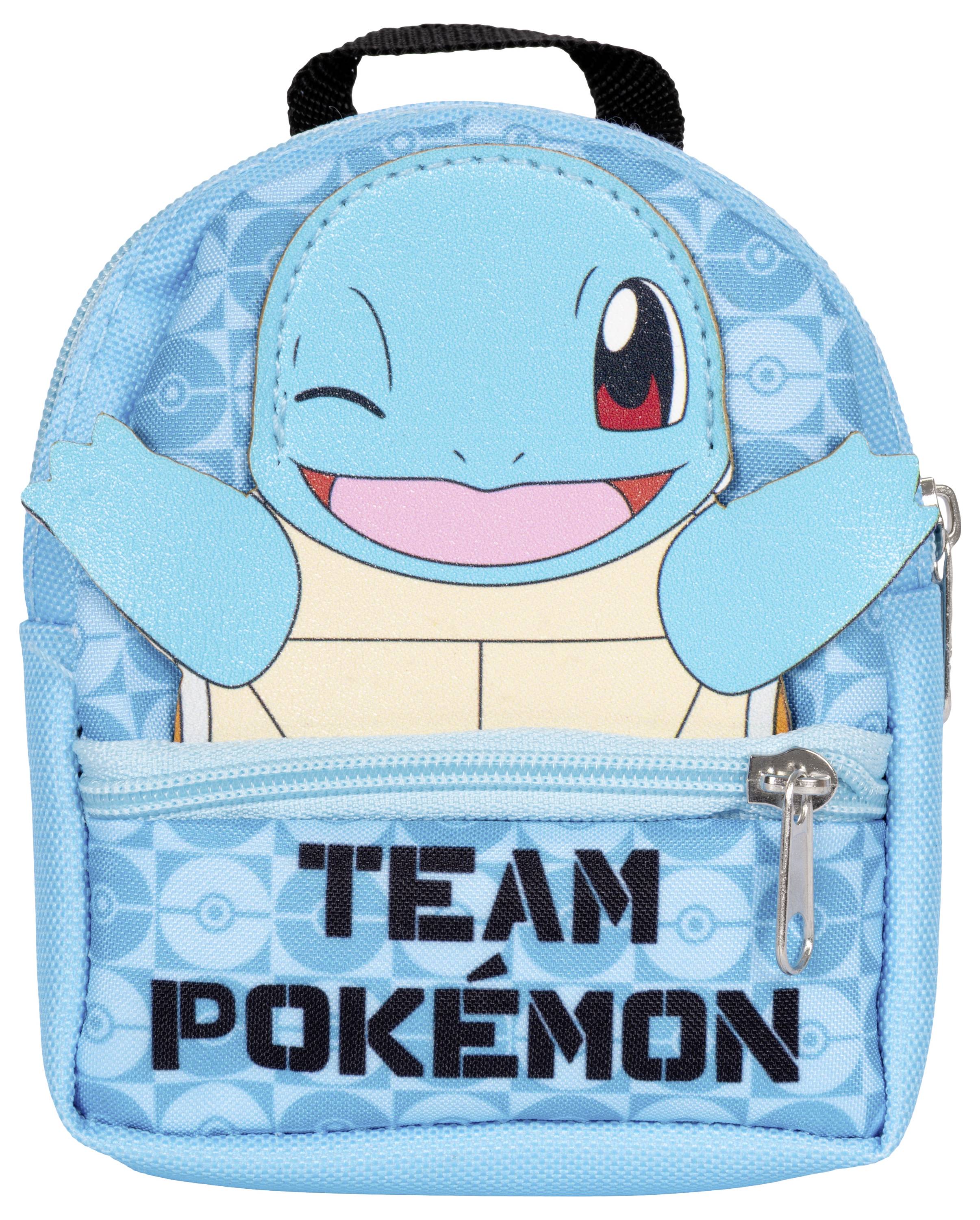 Malý modrý batoh s motívom karikatúry korytnačky, ktorá mrka, s nápisom "TEAM POKÉMON" vytlačeným nižšie.