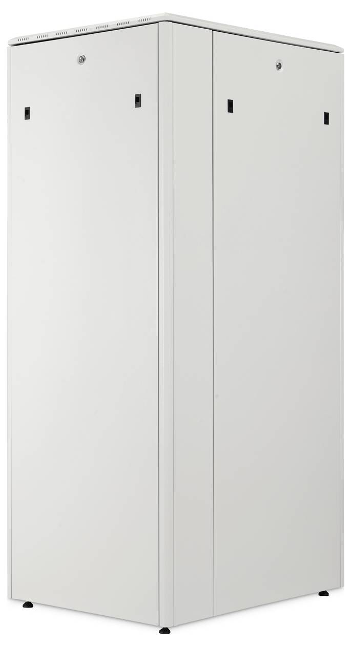 Vysoká, biela kovová skrín s minimalistickým dizajnom, s hladkým povrchom a malými, rovnomerne rozmiestnenými otvormi na predných paneloch.