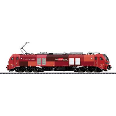 Červená elektrická lokomotíva s logami 'Rail Cargo Group' a 'TRANSFLEX' na boku, stojaca na koľajach, predstavujúca moderný železničný transport.