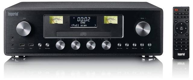 Čierny stereo systém s gombíkmi, otočnými regulátormi a LED displejom zobrazujúcim "00:02 DAB Full scan." Vedľa neho je diaľkový ovládač.
