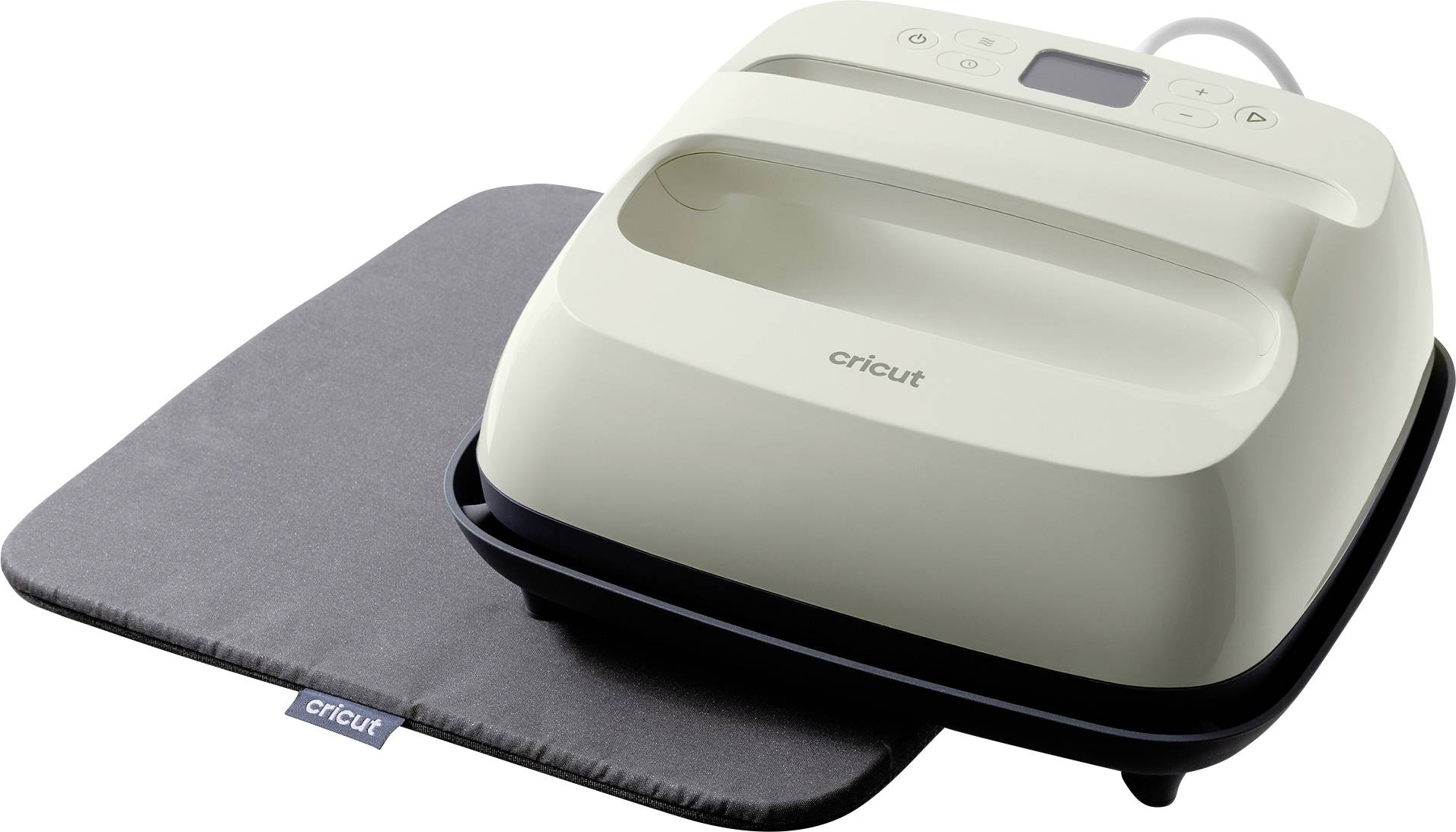 Stroj Cricut na tepelnú tlač spočíva na tmavosivej žiaruvzdornej podložke. Stroj má rukoväť, digitálny displej a ovládacie tlačidlá.