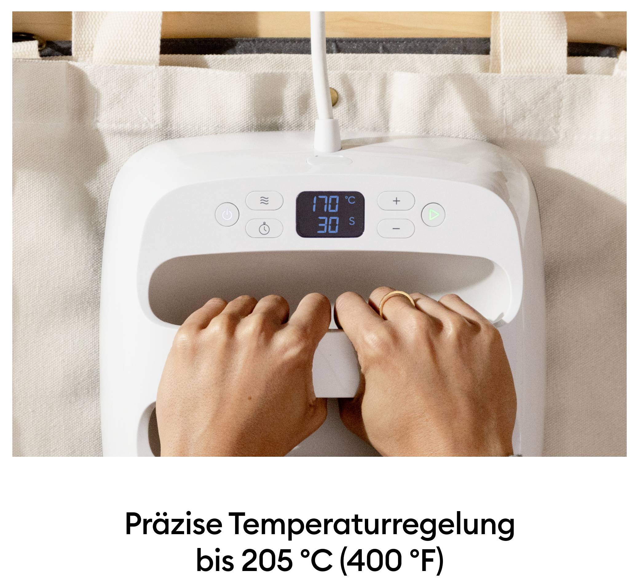 Osoba obsluhuje zariadenie s digitálnym displejom na presnú reguláciu teploty, maximálne do 205 °C (400 °F).