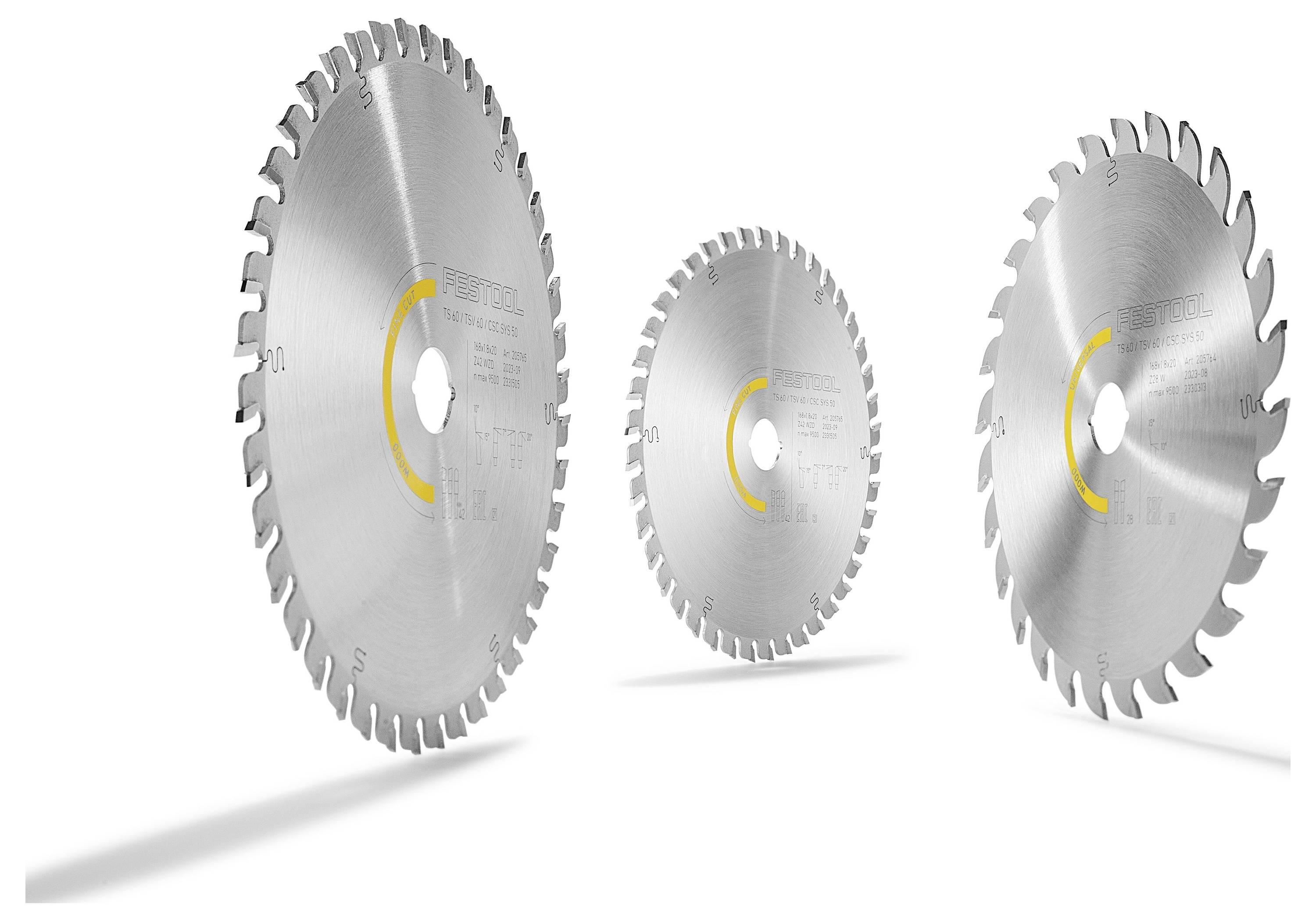 Tri kruhové pílové kotúče rôznych veľkostí sú umiestnené vzpriamene, pričom vykazujú svoje ostré zuby pred bielym pozadím.