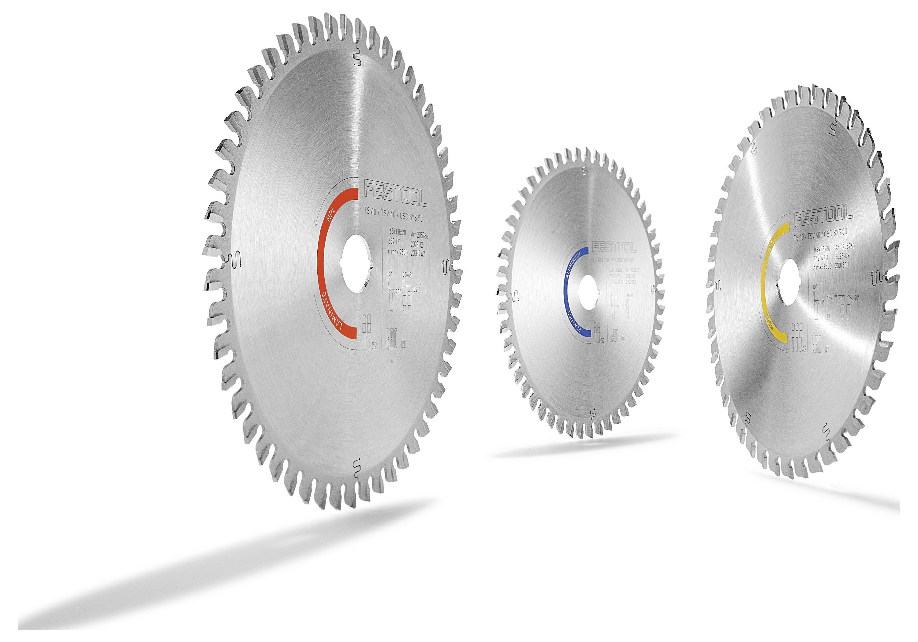 Tri okrúhle pílové čepele s červeným, modrým a žltým štítkom sú usporiadané diagonálne. Každá čepeľ vrháza tieň na biely podklad.