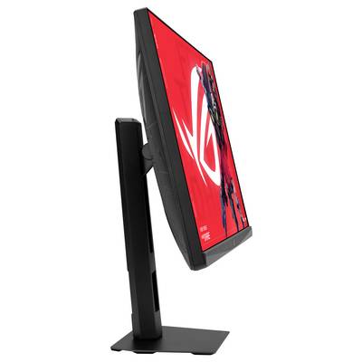 Bočný pohľad na elegantný čierny herný monitor na statíve s jasným červeným pozadím s odvážnými grafickými prvkami.