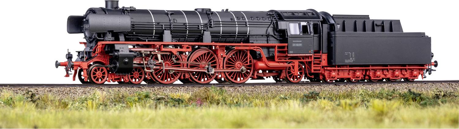 Detailný model železničného vlaku s čiernovčervenou lokomotívou na koľajnici obklopenej trávou, ktorý predvádza zložité kolesá a mechanické časti.