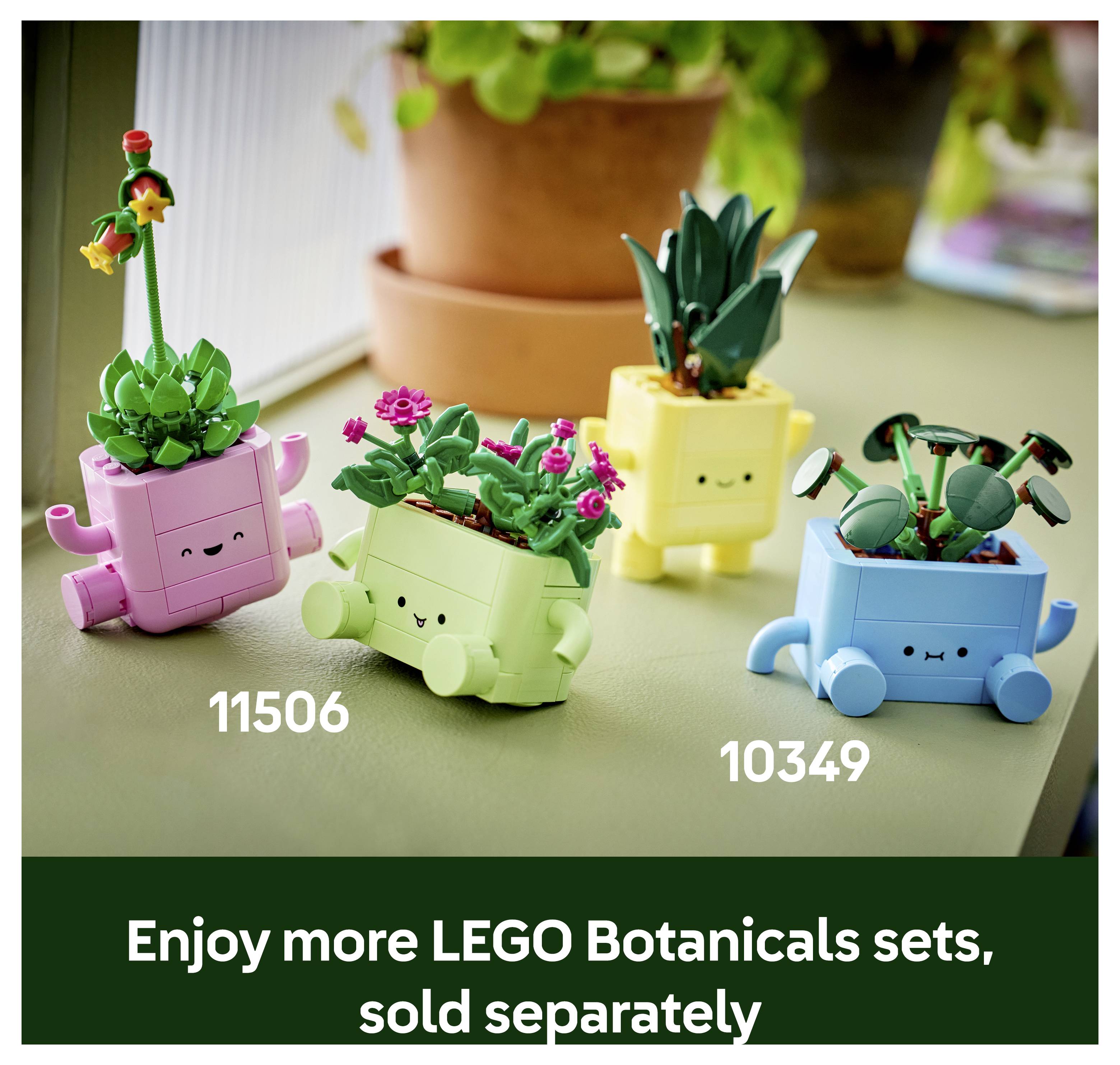 Reklama na sady LEGO Botanicals: štyri úsmevné stavby kvetináčov v ružovej, zelenej, žltej a modrej farbe, s číslami sád 11506 a 10349 a textom „Užívajte si viac sád LEGO Botanicals, predávajú sa oddelene".