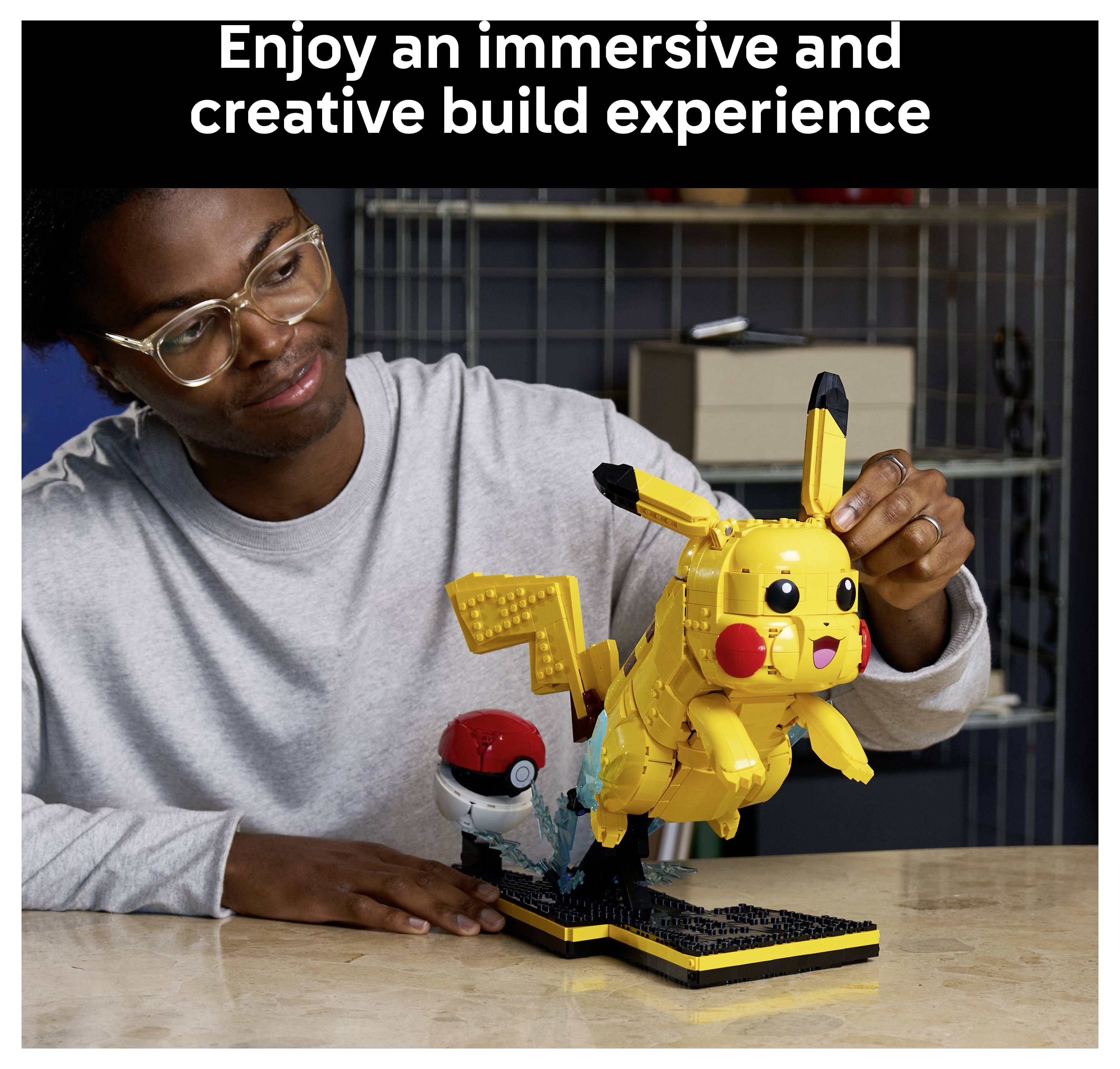 Osoba stavajúca LEGO Pikachu, zachytávajúca pohlčujúcu a tvorivú skúsenosť.