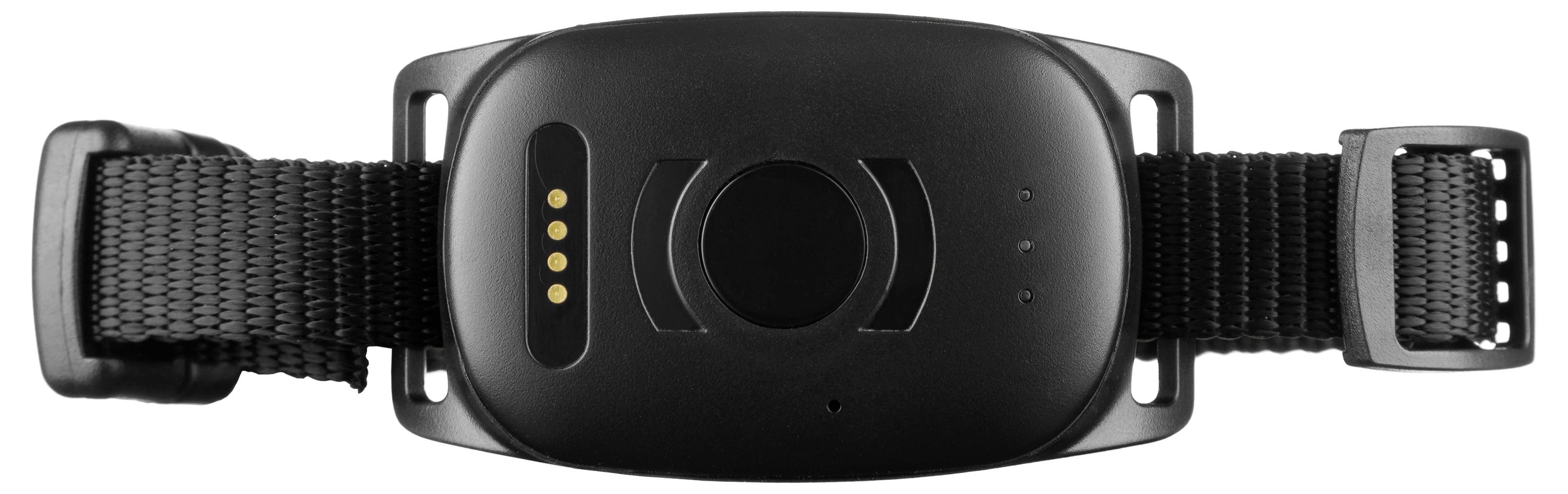 Čierne nositeľné zariadenie zobrazené zozadu, s pásikom a kontaktmi na nabíjanie, ktoré sa podobá na fitness tracker alebo inteligentné hodinky.