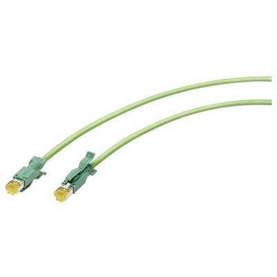 Dva zelené ethernetové káble so zástrčkami umiestnené vedľa seba na bielom pozadí.