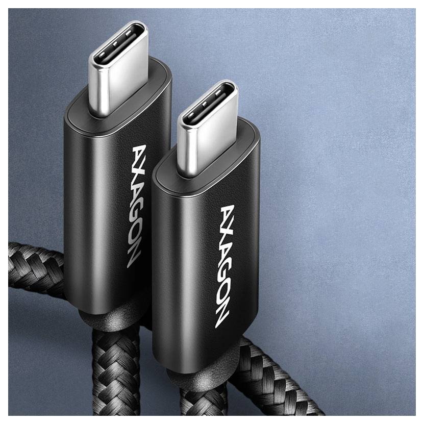 Dva USB-C káble s pletencovými šnúrami, označené "AXAGON", na modrom pozadí.