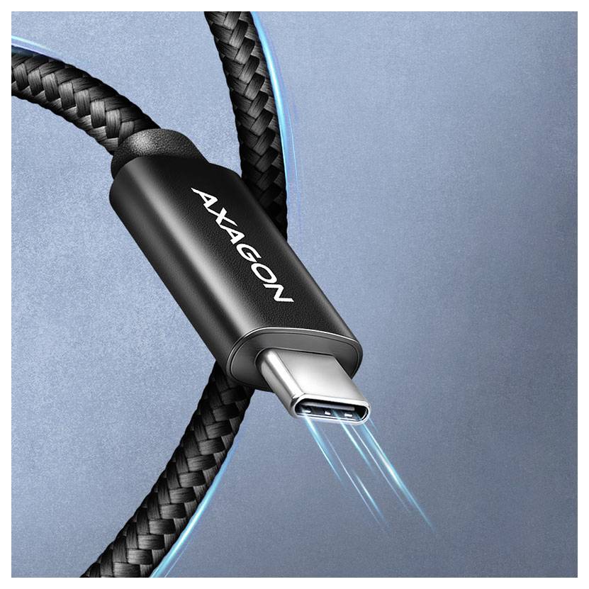 Zblízka čierny kábel USB-C označený „AXAGON" s jeho pletencovou textúrou na modrom pozadí.