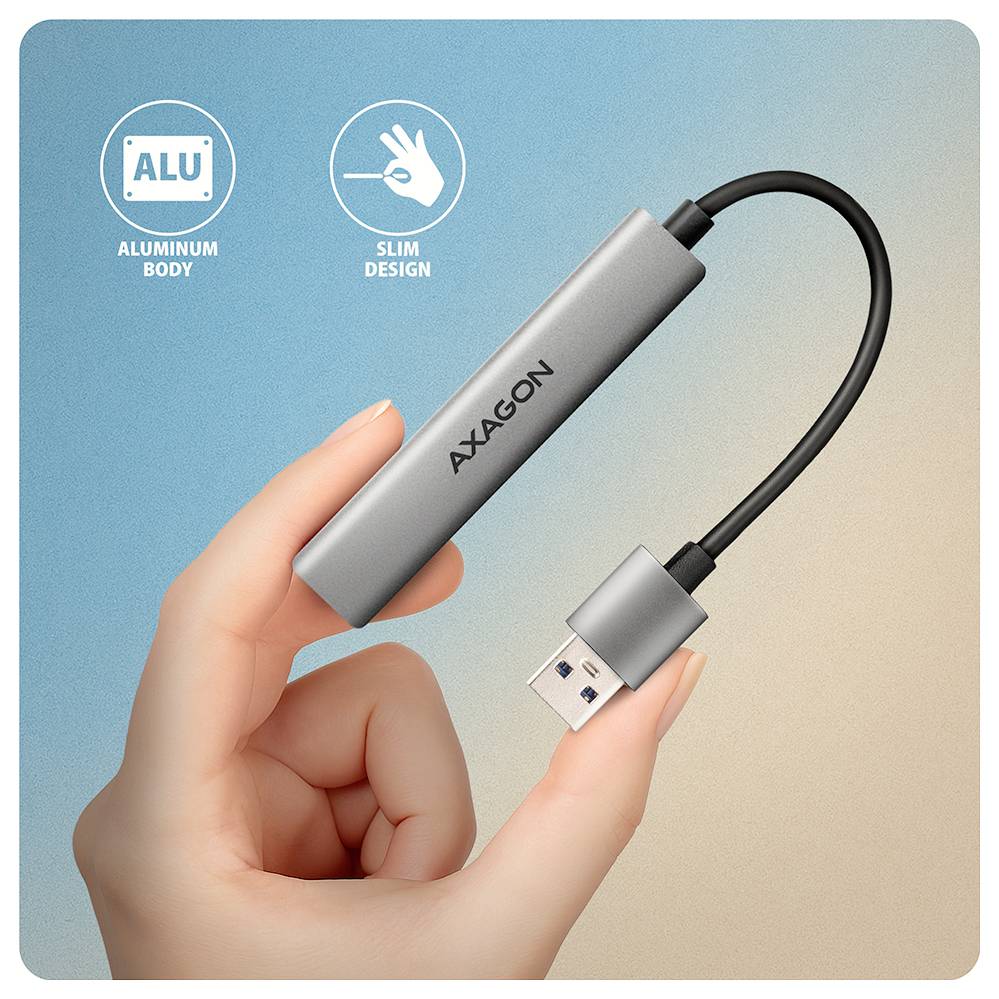 Ruka držiaca tenký, sivý obdĺžnikový prístroj s nápisom "Axagon" na ňom. Prístroj má konektor USB a telo z hliníka.
