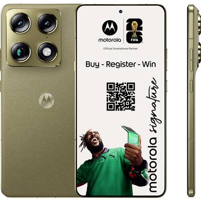 Smartphone zobrazujúci propagačný obrázok s textom "Kúp - Zaregistruj - Vyhraj", QR kód, loga FIFA a Motorola, a muž držiaci telefón.