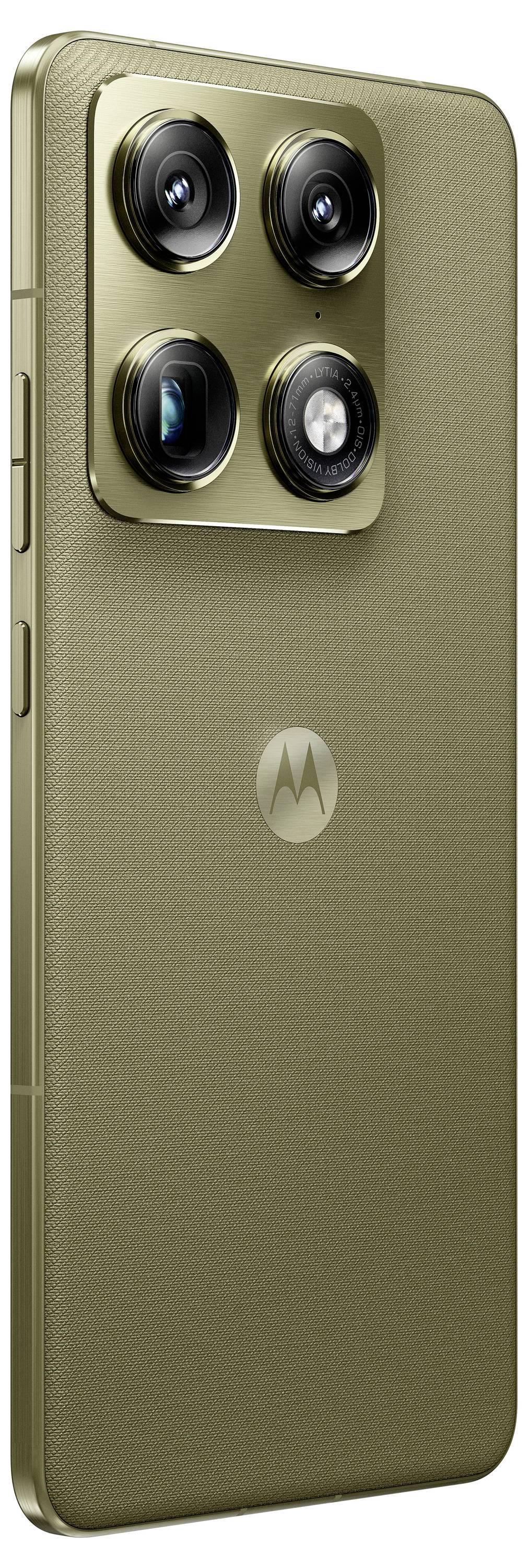 Zlatý smartfón s textúrovanou zadnou stranou, vybavený kvadruple kamerou v štvorcovom module. Logo Motorola je umiestnené v strede dole.