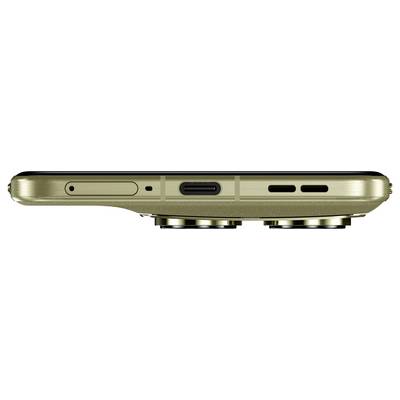 Obrázok zobrazuje spodný pohľad zlatého smartfónu, pričom zvýrazňuje port USB-C medzi mriežkami reproduktora a zapustené skrutky pre zásobník SIM karty.