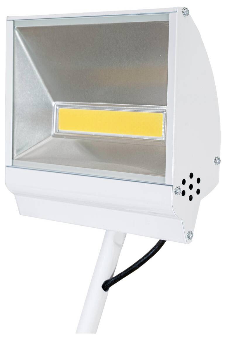 Biela LED reflektorová lampa s obdĺžnikovou reflektujúcou plochou a žltým svetelným panelom, namontovaná na bielej tyči.