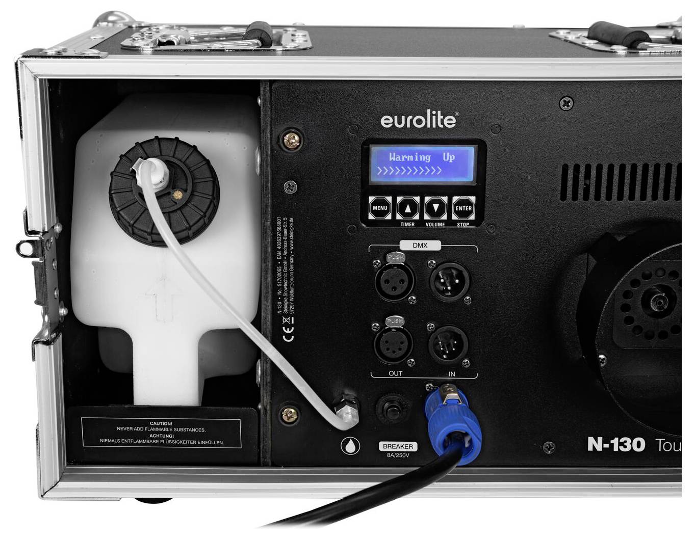 Eurolite N-130 stroj na hmlu v kufri, ktorý ukazuje kontrolný panel so vstupnými portami, displej ohrevu a nádobu na kvapalinu.