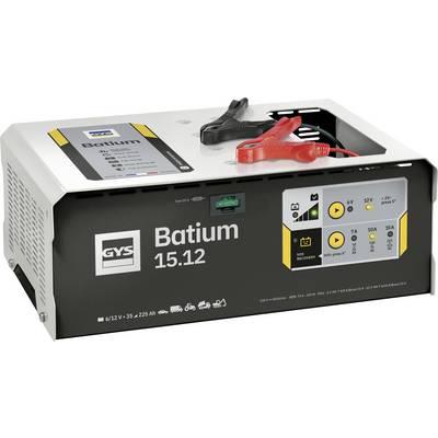 Nabíjačka batérií označená "GYS Batium 15.12" s digitálnym displejom zobrazujúcim nastavenia napätia a ampéража, plus svorky pripevnené na vrchu.