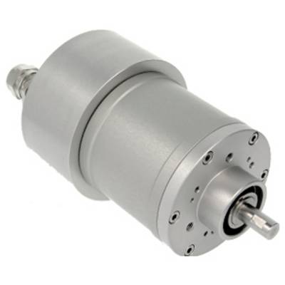 Zblízka metalického valcového elektromotora s viditeľným hriadeľom a montážnymi komponentmi, ktorý sa používa v priemyselných aplikáciách.
