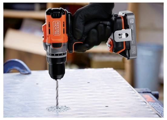 Osoba používa bezdrôtovú vŕtačku od spoločnosti Black and Decker na vrátenie otvoru do kovového plechu, čím demonštruje silu a všestrannosť nástroja.