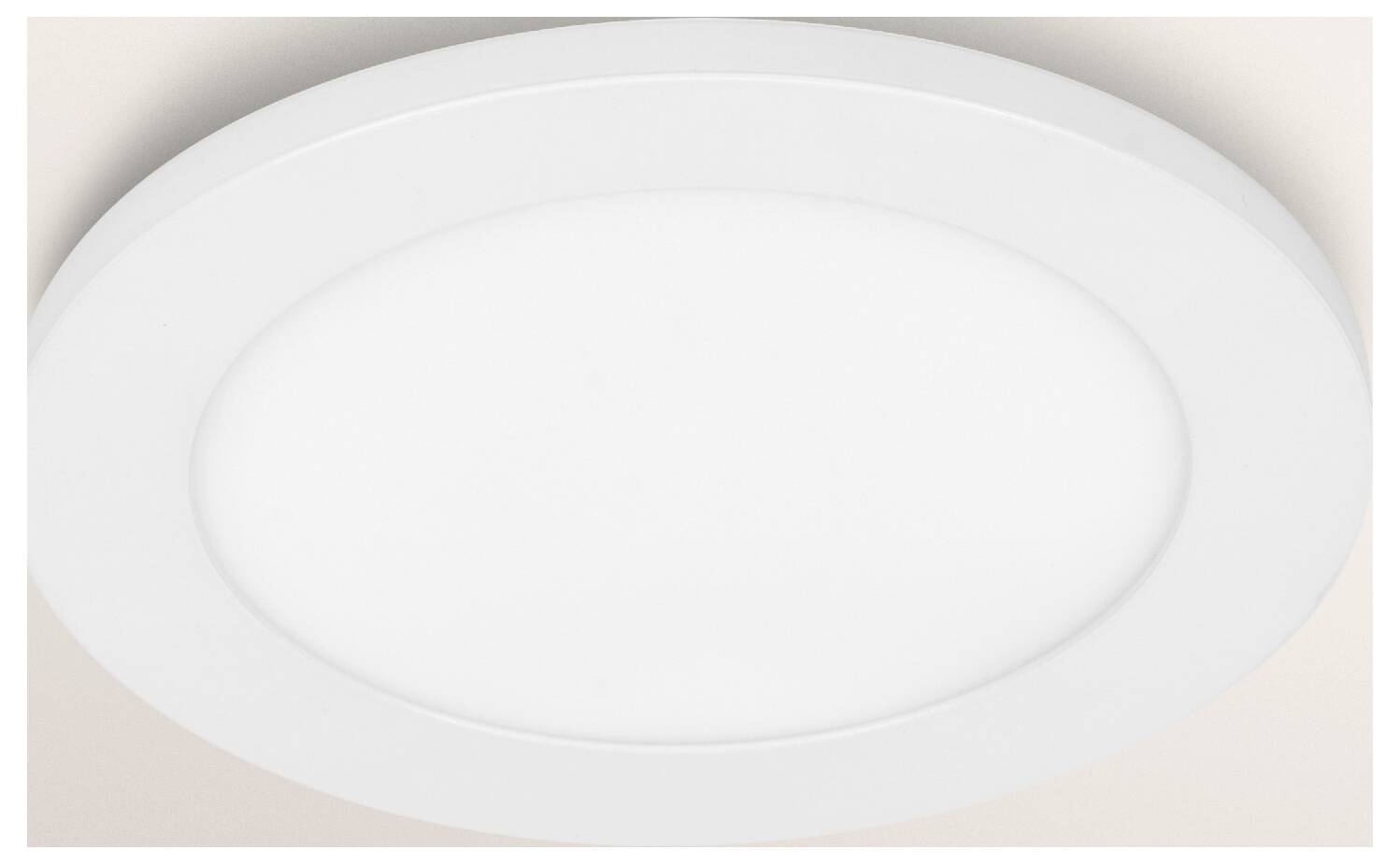 Okrúhle, biele LED stropné svetlo so elegantným, minimalistickým dizajnom, inštalované na svetlo farebnom strope.