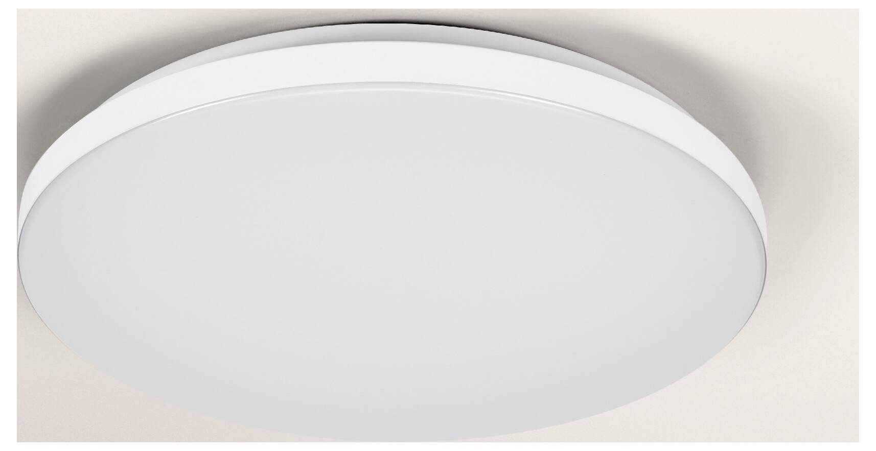 Guľatá, biela stropná svietidla je namontovaná na svetlom strope a poskytuje jemné osvetlenie. Dizajn je jednoduchý a moderný.