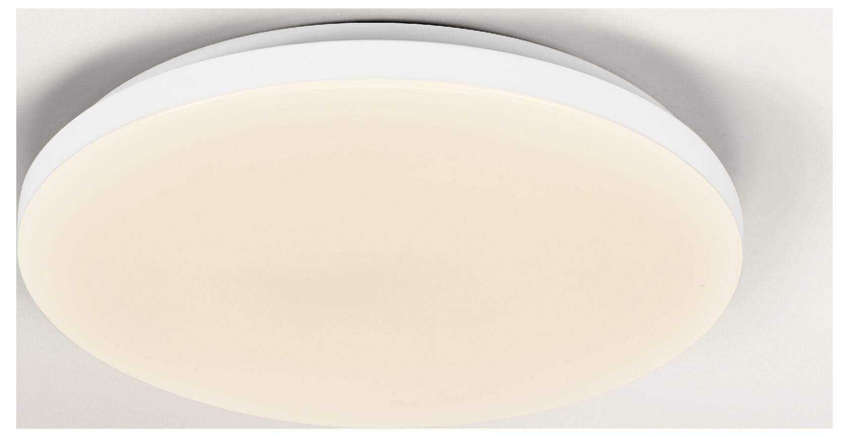 Okrúhle stropné svetlo s bielym okrajom a jemným, rozptýleným osvetlením, namontované na hladkom bielom strope.