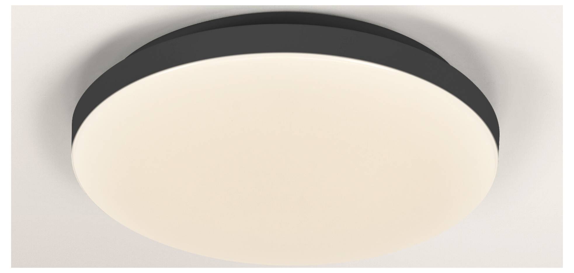 Okrúhla, moderná stropná svietidla s čiernym okrajom a jemným bielym žiarom, upevnená na bielom strope.