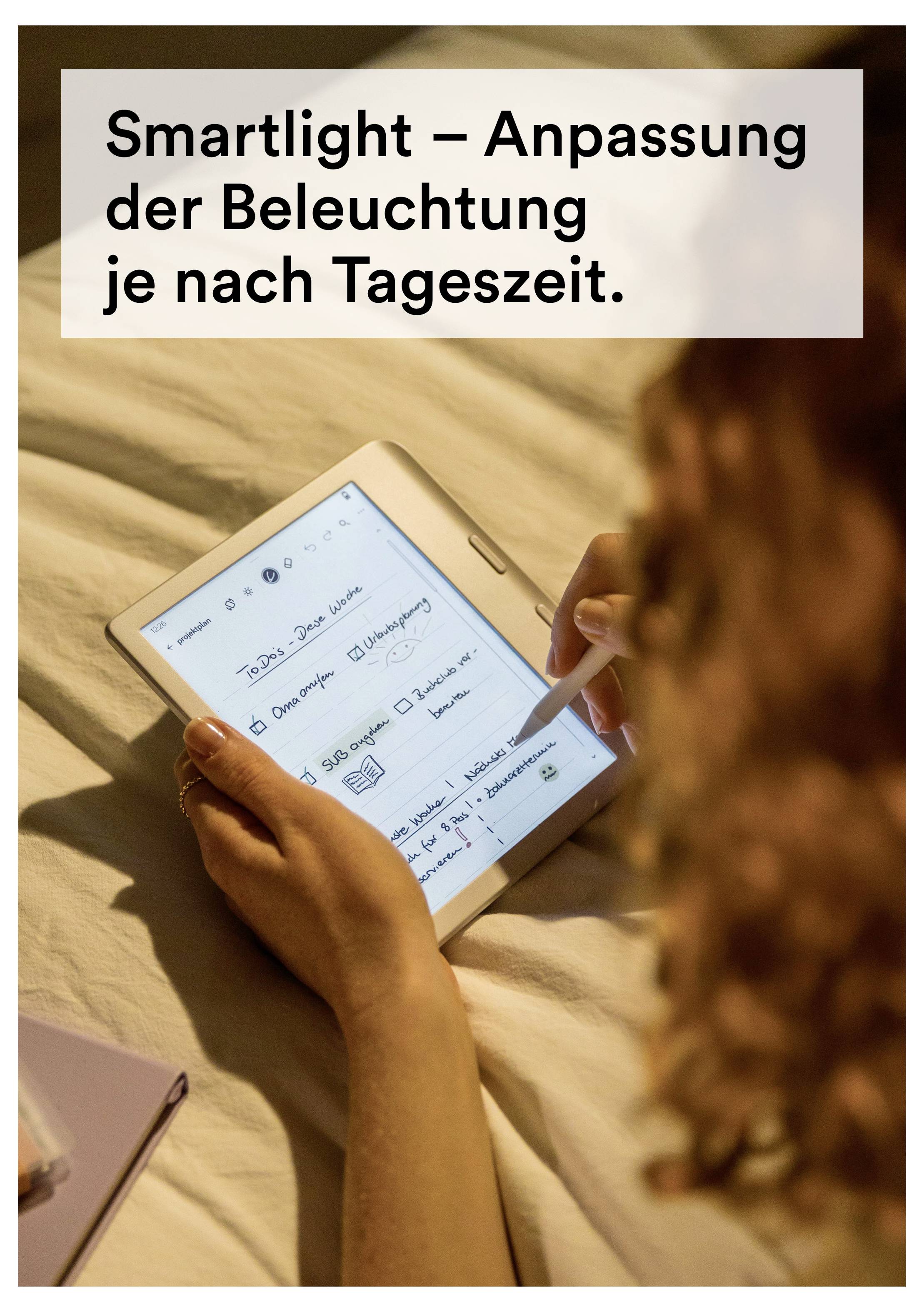 Tablet s ebookmi na displeji leží na stole vedľa šálky kávy na zelenom pozadí. Text znie: "Farebný displej poskytuje živý obsah."