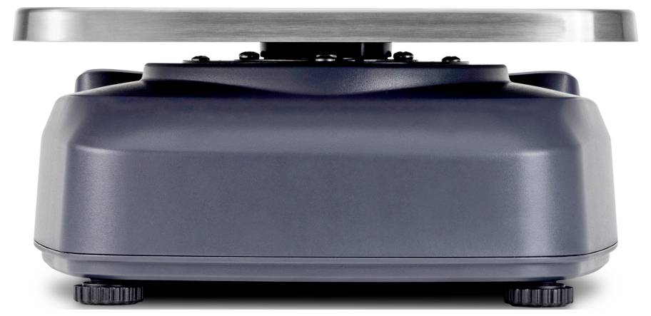 Bočný pohľad na elektronickú váhu s plochú okrúhlou platformou z nehrdzavejúcej ocele na vrchu a pevnou čiernou základňou nižšie.