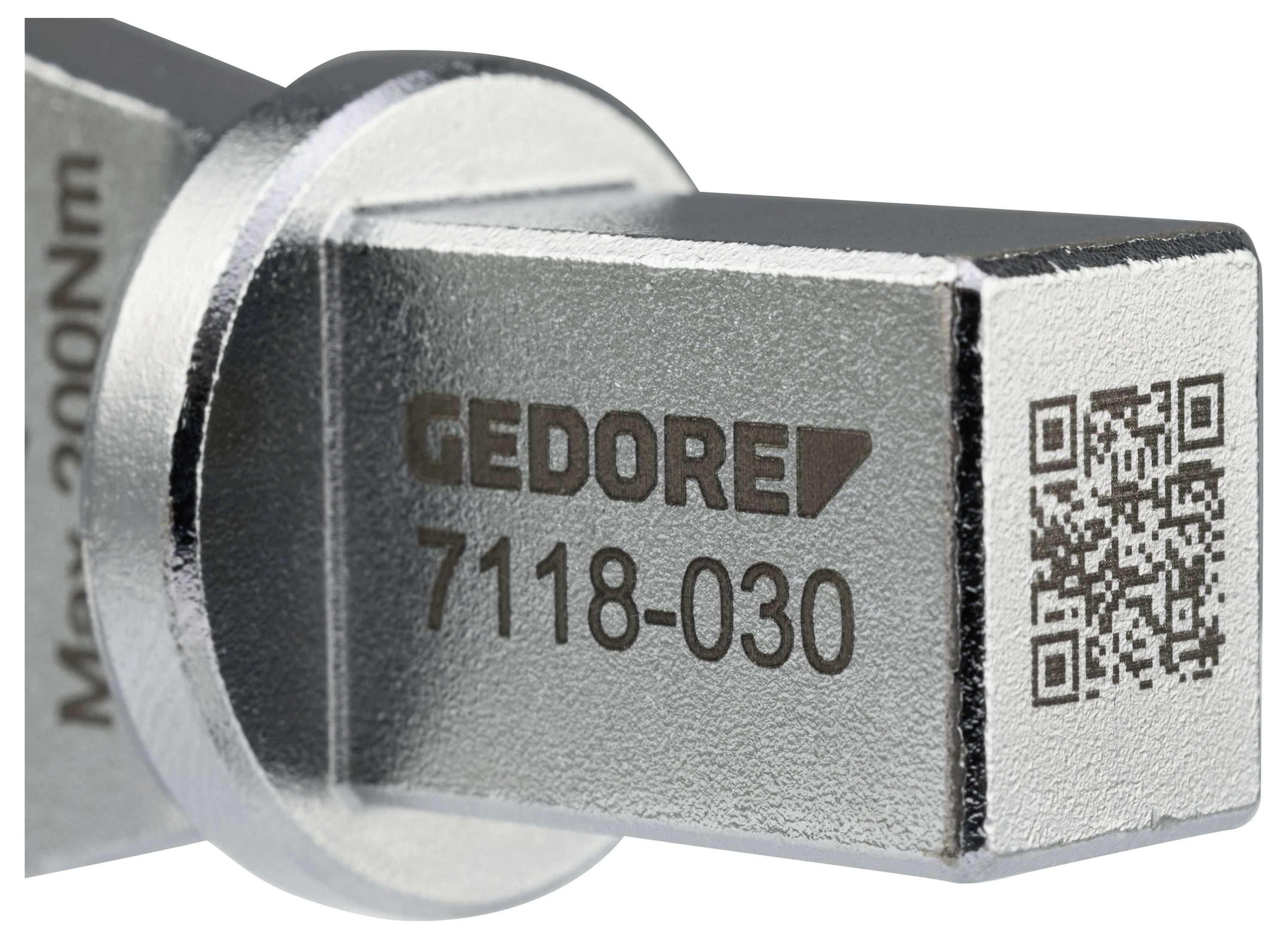 Príslušenstvo z kovového nástroja v striebornej farbe s vyrytým textom "GEDORE 7118-030" a QR kódom. Vhodné na použitie pri krútiacom momente až do 200Nm.