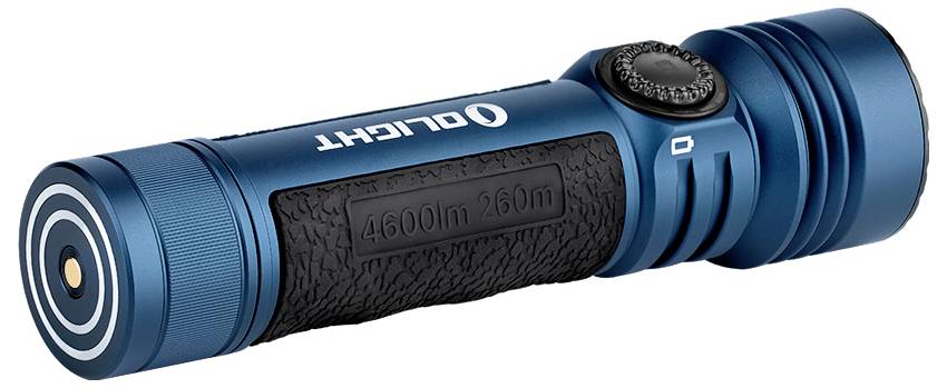 Modrá prenosná baterka značky "OLIGHT" s výkonom 4600 lúmenov a dosahom 260 metrov, vybavená textúrovanou rukoväťou.
