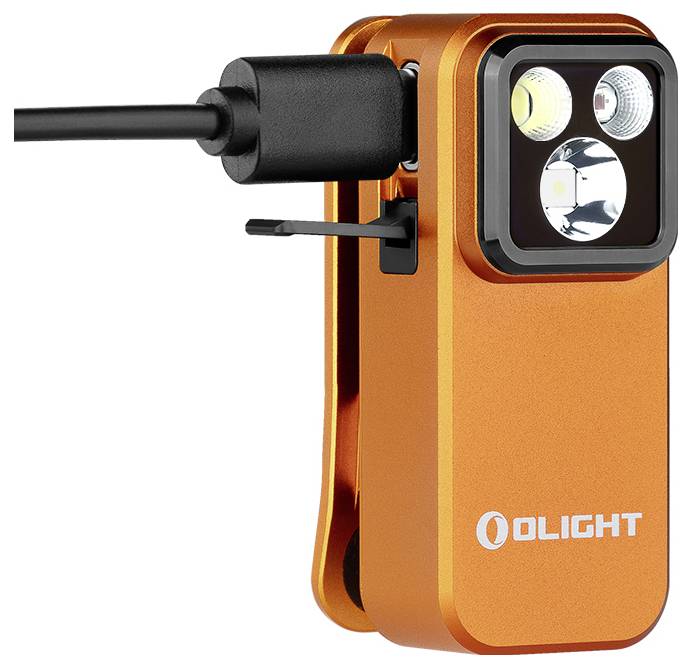 Oranžová baterka Olight s pripojením nabíjacieho kábla, ktorá zobrazuje tri LED svetlá na prednej strane.