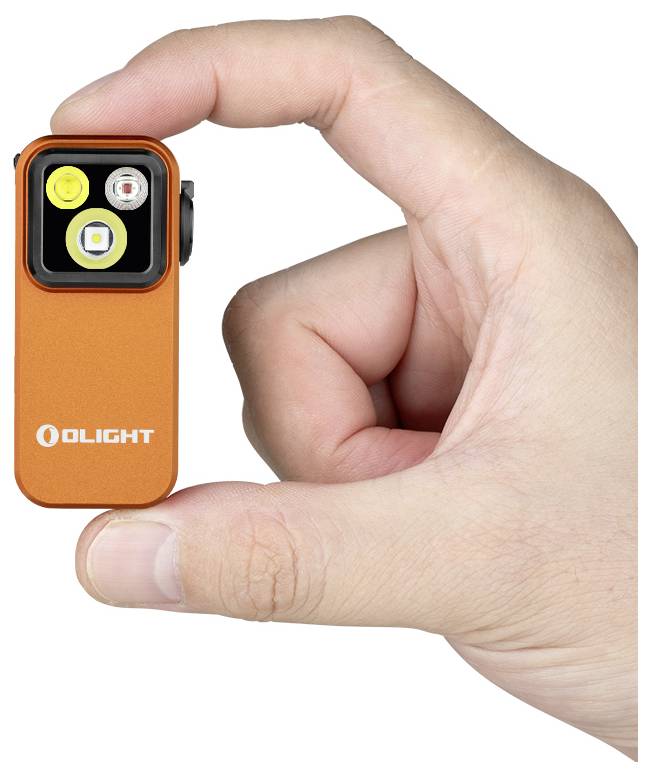 Ruka držiaca malú, oranžovú, obdĺžnikovú svietidlo s tromi viditeľnými LED svetlami. Na zariadení je vytlačené meno značky „Olight".
