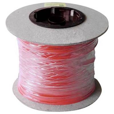 Cievka červeného plastového filamentu úhľadne navinutého, používaného na 3D tlač. Filament je polopriesvitný a cievka je vyrobená z kartónu a plastu.