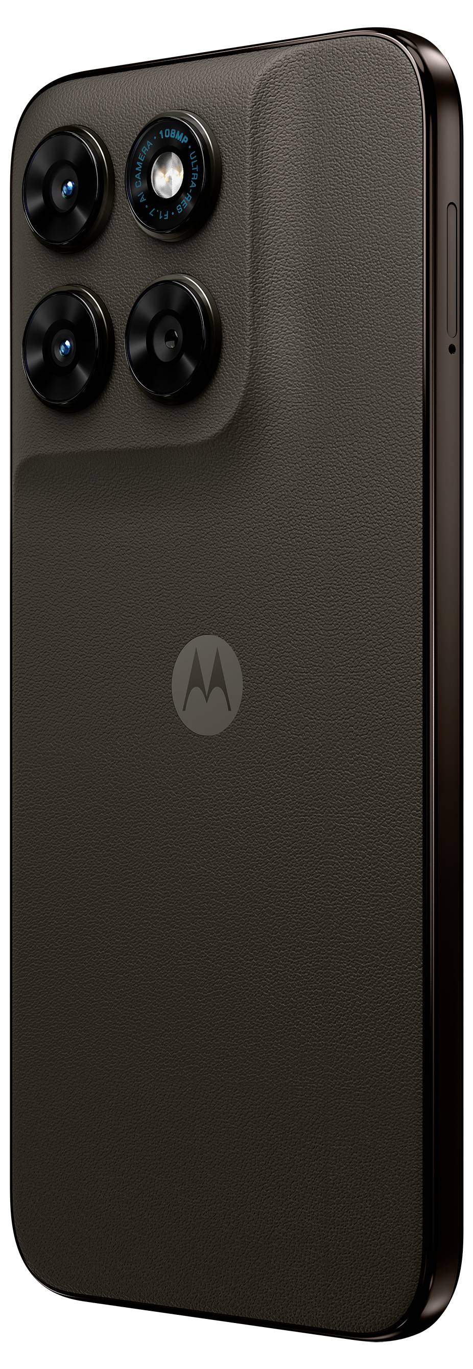 Štíhly smartfón so štvornásobným fotoaparátom na zvýšenej časti, s logom Motorola na zadnej strane. Telefón má matný povrch.