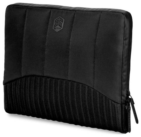 Vláčená čierna puzdra na notebook s prešívaným dizajnom a zips zatváraním, s jemným geometrickým logom v strede vrchu.