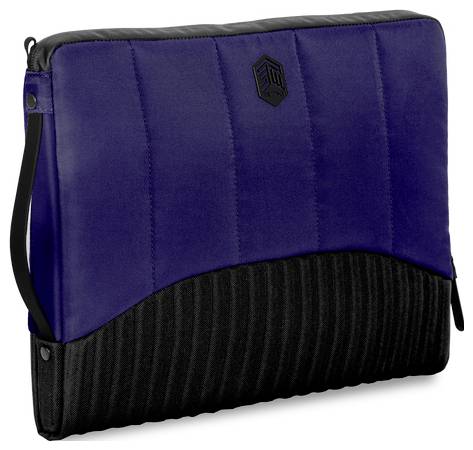 Puzdro na laptop v modrej a čiernej farbe s rukoväťou, s elegantným dizajnom a malým logom na prednej strane.