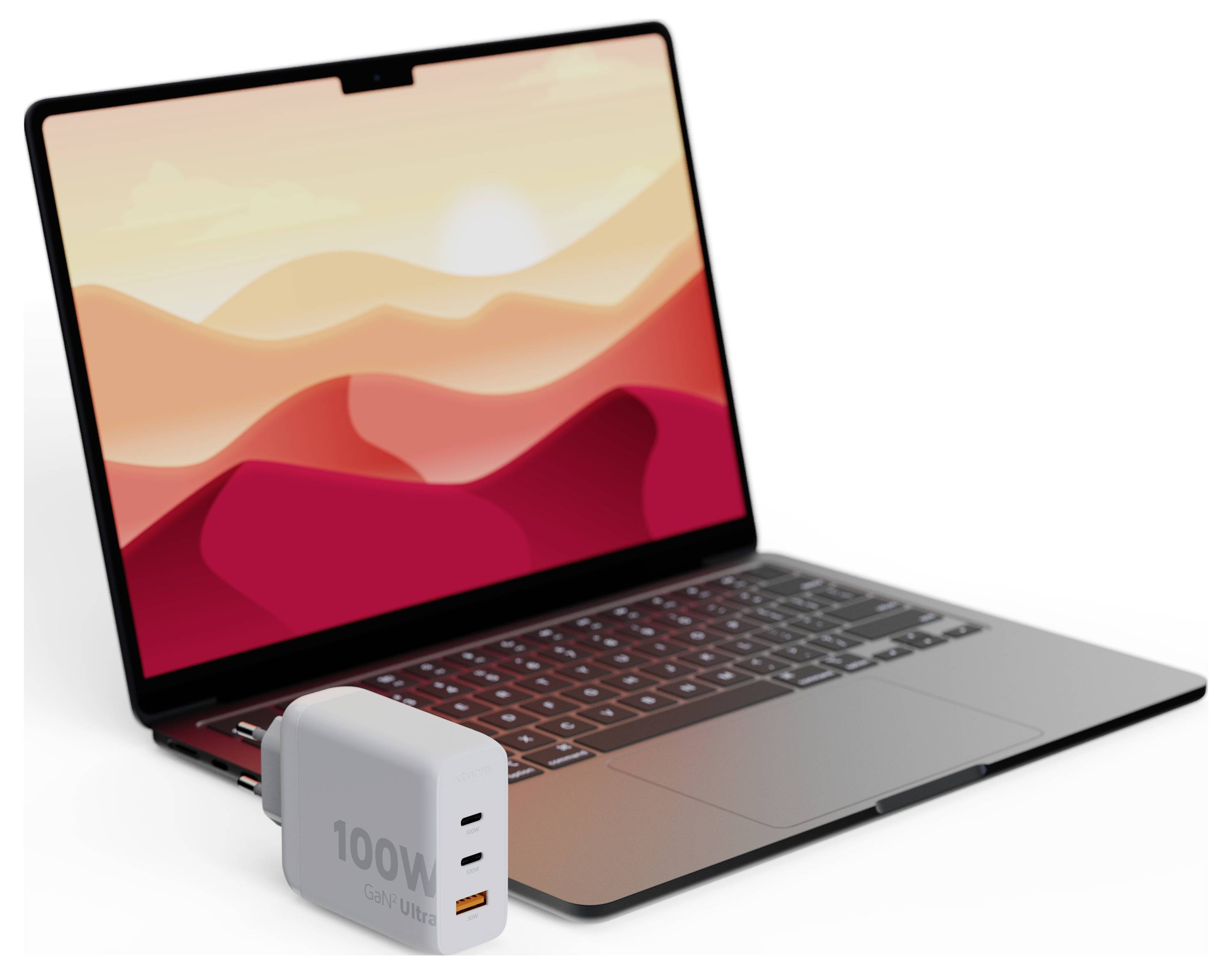 Notebook s krajinným obrázkom na obrazovke je vedľa bieleho 100W GaN USB-C nabíjača, čo naznačuje schopnosť rýchleho nabíjania.
