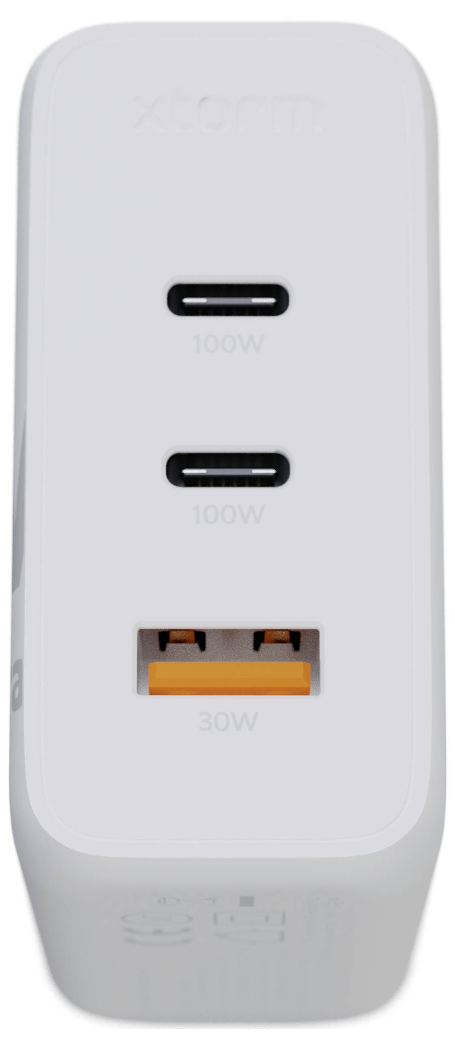 Biely nabíjací adaptér s dvoma portami USB-C označenými „100W" a jedným portom USB-A označeným „30W".