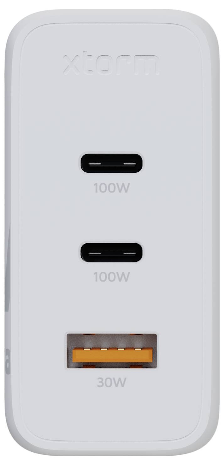 Biely nabíjací adaptér s dvoma USB-C portmi označenými "100W" a jedným USB-A portom označeným "30W", navrhnutý na rýchle nabíjanie.