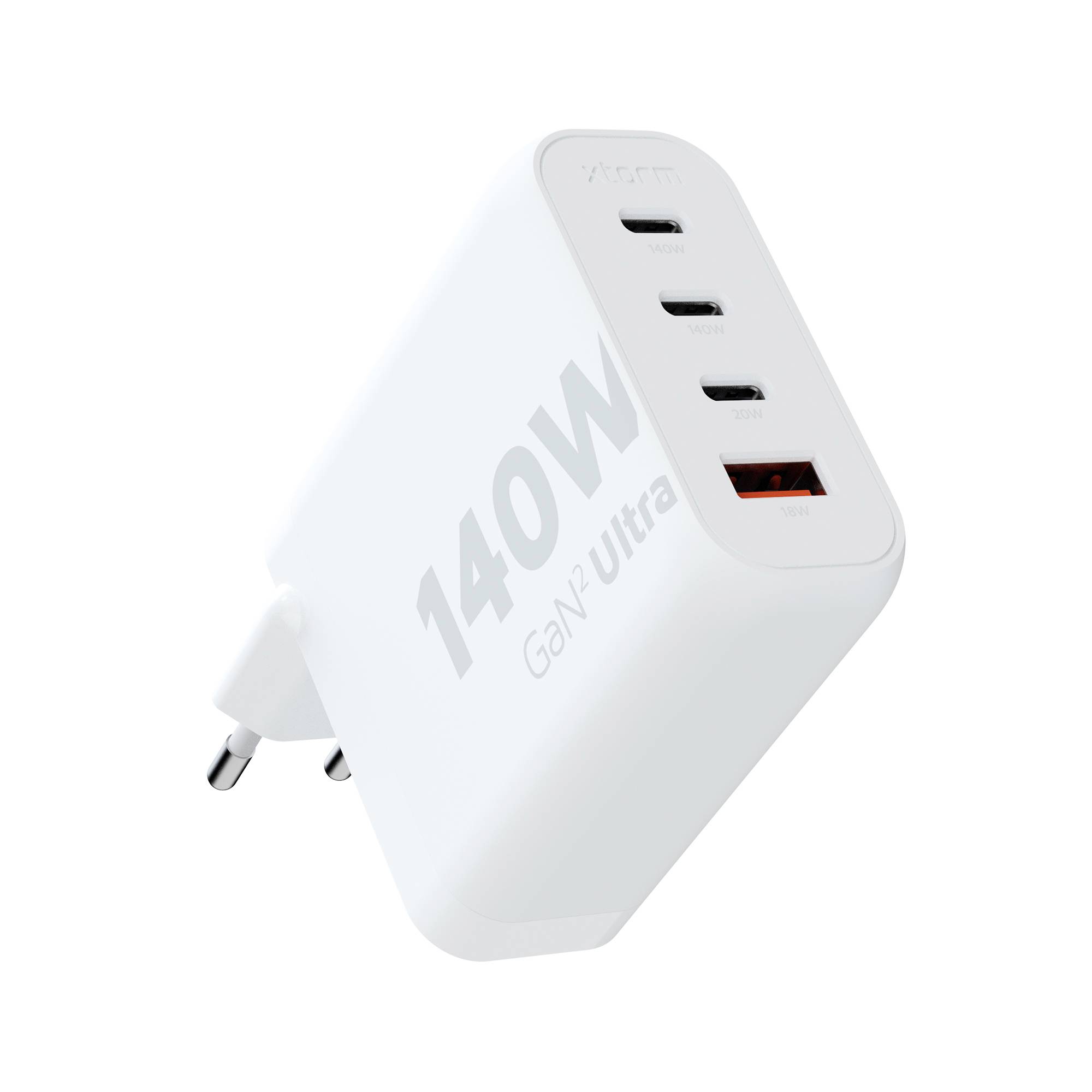 Biela nástenná nabíjačka s tromi portami USB-C a jedným portom USB-A označená "140W GaN Ultra". Je vybavená európskym zástrčkou.