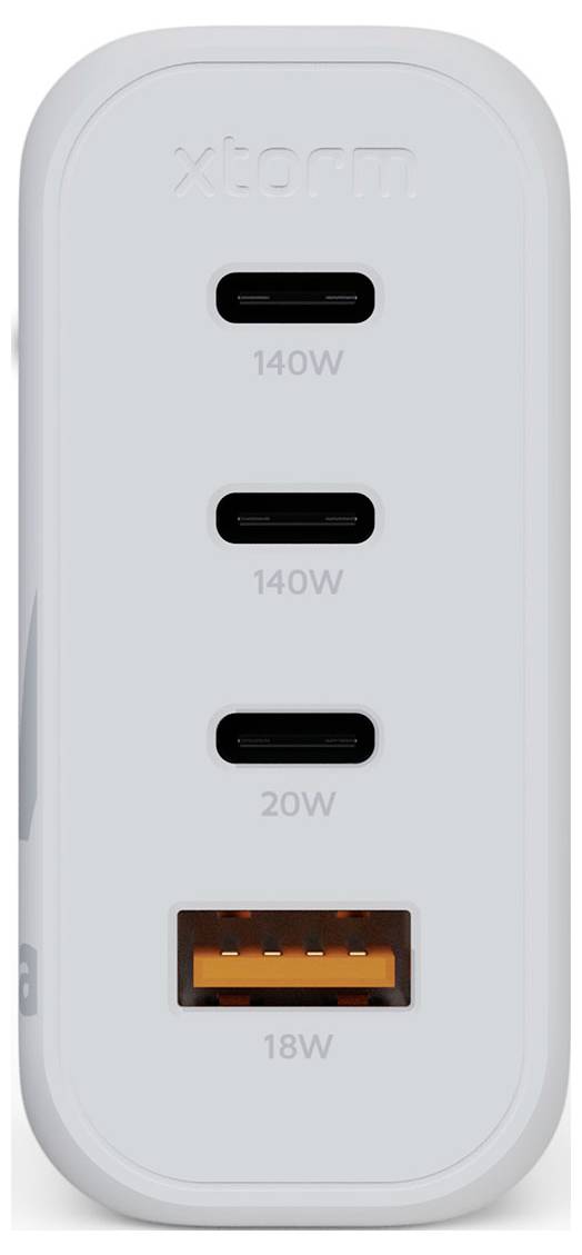 Biely nabíjací blok so štyrmi portami: dvoma označenými "140W", jedným "20W" USB-C a jedným "18W" USB-A, navrhnutý na univerzálne nabíjanie zariadení.