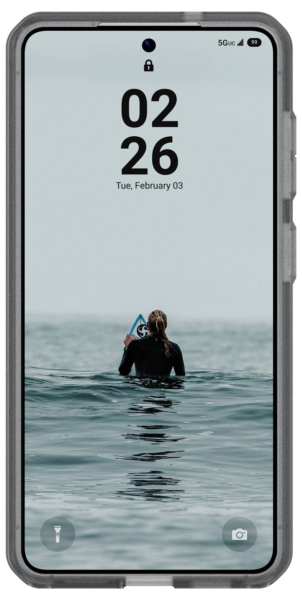 Mobilný telefón zobrazuje uzamknutú obrazovku s časom "02:26" a dátumom "Ut, február 03". Pozadie zobrazuje surfera s pohľadom na oceán.