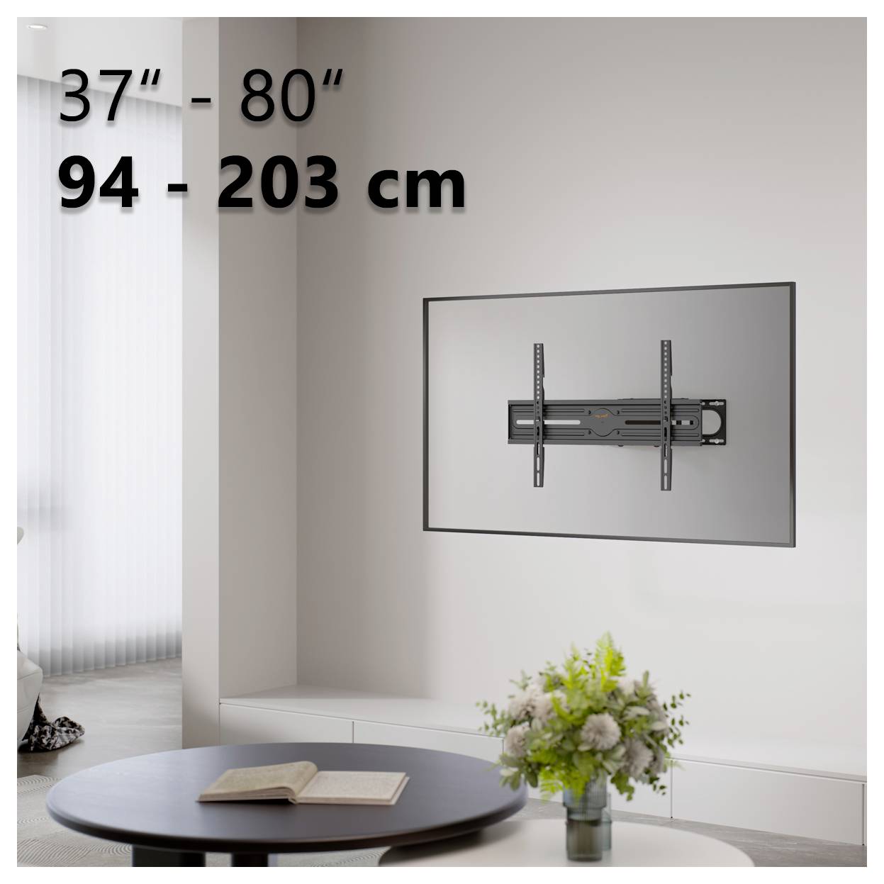 Nástenná konzola na TV zobrazená v obývačke. Text znie „37" - 80"" a „94 - 203 cm", čo znamená rozsah veľkostí obrazovky, ktoré podporuje.