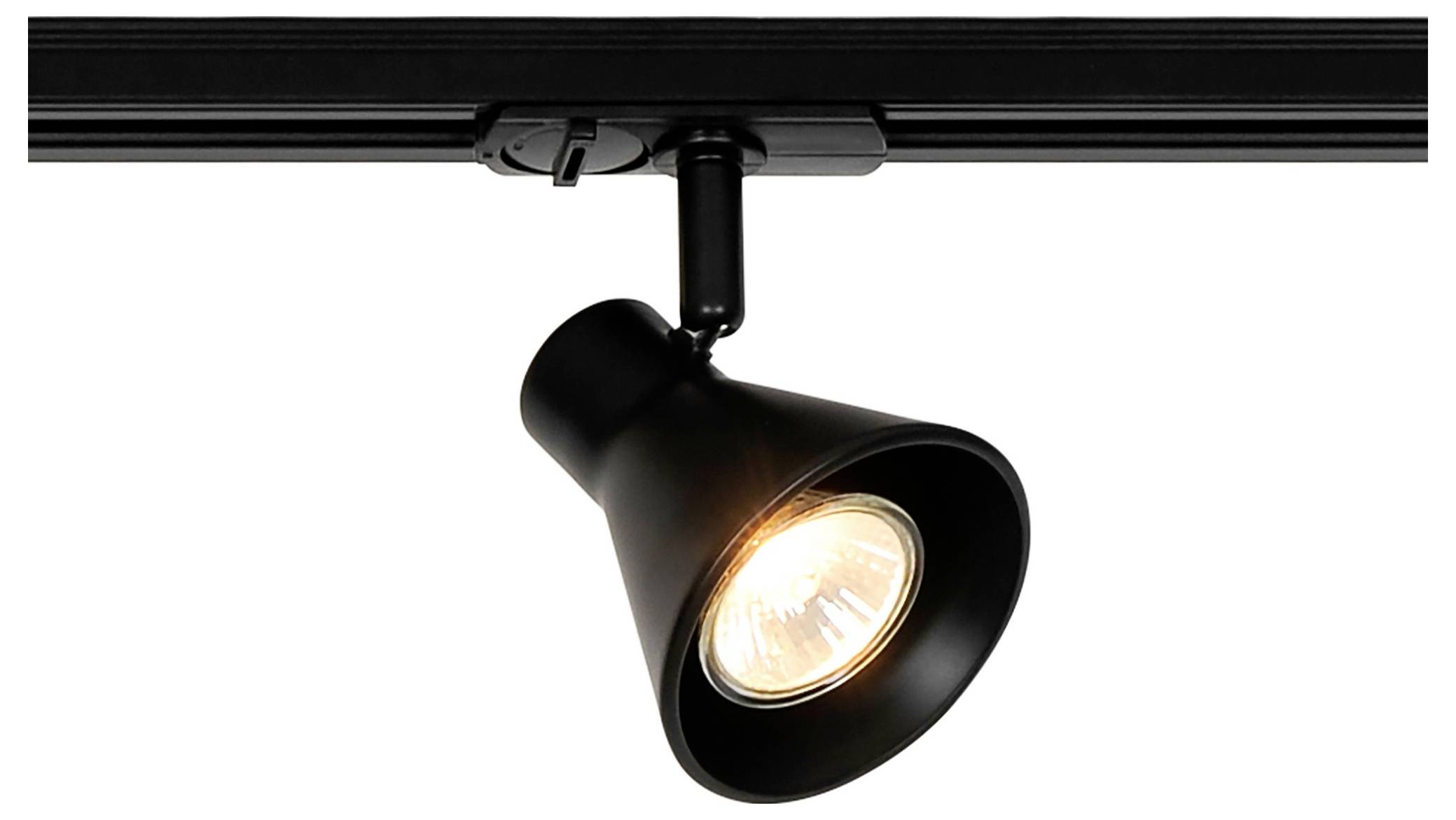 Čierna koľajnicová lampa so kužeľovitým tienidlom, namontovaná na koľaji, je naklonená tak, aby osvetľovala miesto pod ňou.